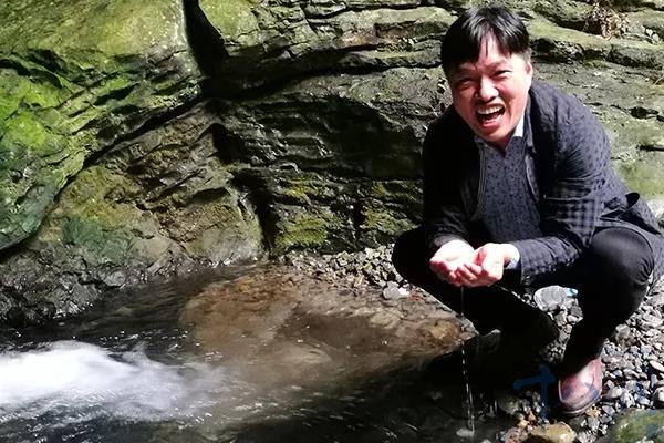 王填董事(shì)長(cháng)深入十八洞村(cūn)考察山(shān)泉水(shuǐ)