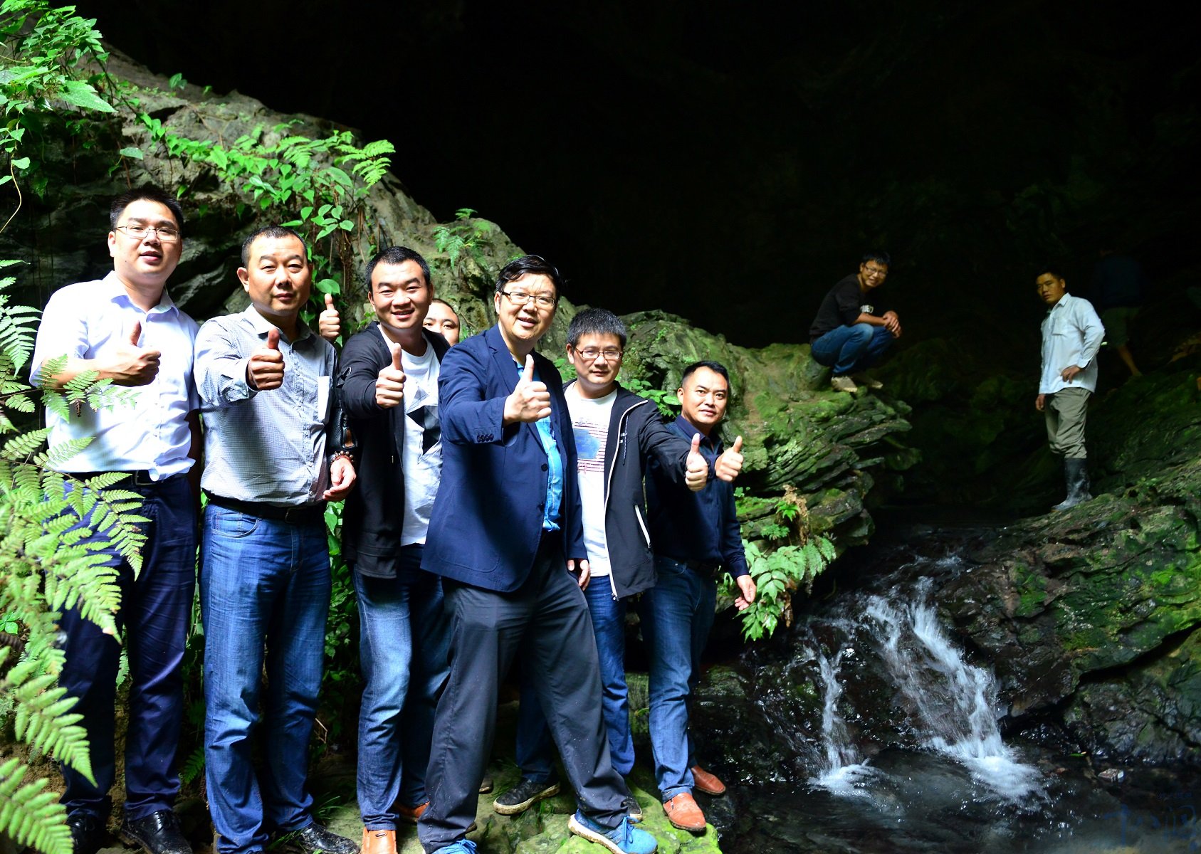 陳志(zhì)強總裁帶隊考察十八洞山(shān)泉水(shuǐ)源地(dì)