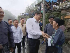 “祝願各族同胞日(rì)子(zǐ)越過越紅(hóng)火(huǒ)”杜家(jiā)毫