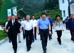 國(guó)務院扶貧辦主任劉永富一(yī)行(xíng)視(shì)察十八洞山(shān)泉水(shuǐ)廠(chǎng)