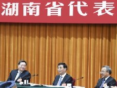 王滬甯為(wèi)十八洞山(shān)泉水(shuǐ)點贊