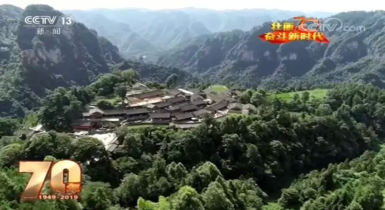 央視(shì)再談十八洞，精準扶貧的(de)成績單裡(lǐ)少(shǎo)不(bù)了(le)這(zhè)瓶愛(ài)心水(shuǐ)