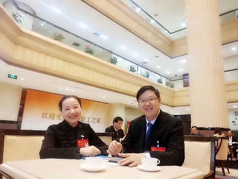 十九大(dà)代表姜欣的(de)微(wēi)信朋(péng)友(yǒu)圈 喜迎十九大(dà) 巾帼心向黨